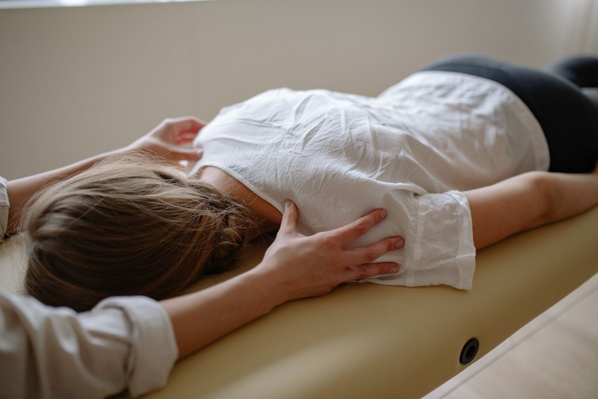 Massage, xông hơi tại nhà cho mẹ sau sinh: chuẩn bị gì trước và sau buổi?